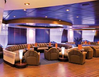 Un acogedor bar de piano con asientos cómodos y un ambiente elegante | MSC Cruceros