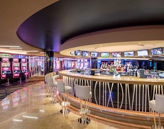 A modern casino bar with a welcoming atmosphere and a variety of drinks | MSC Cruises
