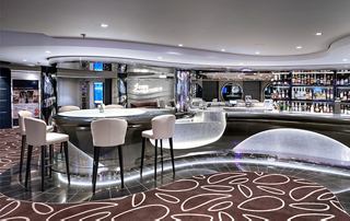 Die Infinity Bar auf der MSC Euribia bietet einen modernen und einladenden Raum | MSC Cruises