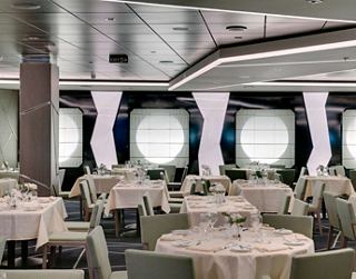 Stilvolles Restaurant mit komfortablen Sitzplätzen und eleganten Tischen, perfekt für besondere Anlässe | MSC Cruises