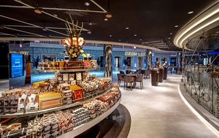 Modernes Café mit Schokoladenspezialitäten in einem gemütlichen Ambiente | MSC Cruises