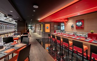 Einladendes Restaurant mit lebendiger Atmosphäre und bunten Akzenten für ein einzigartiges kulinarisches Erlebnis | MSC Cruises
