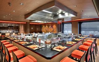 Moderne Restaurantumgebung mit bequemen Sitzplätzen und einladendem Dekor | MSC Cruises