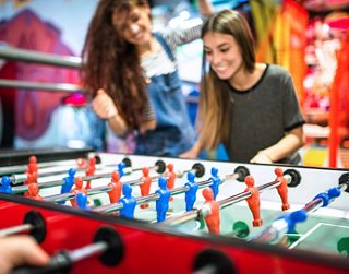 Des adolescents jouent et socialisent dans un espace jeunesse | MSC Cruises