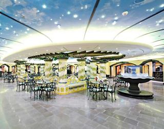 Una cafetería moderna con un ambiente acogedor, perfecta para relajarse y socializar | MSC Cruceros