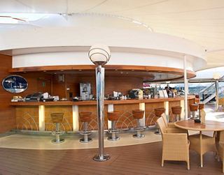 Un bar chaleureux avec des accents en bois, offrant des boissons et une ambiance conviviale | MSC Croisières