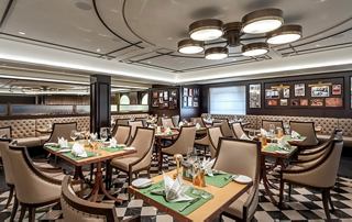 Einladendes Restaurant mit stilvollem Design und komfortablen Tischen | MSC Cruises