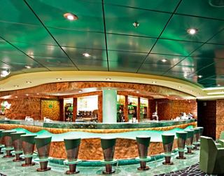 Área de bar moderna con una impresionante arquitectura y un ambiente acogedor | MSC Cruceros