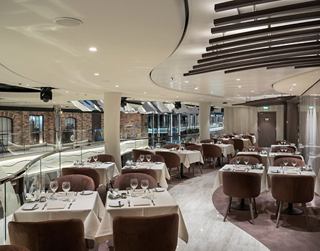 Espacio de restaurante moderno y acogedor con mesas y sillas elegantes | MSC Cruceros