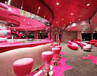 El bar moderno con acentos rosas ofrece un ambiente acogedor para socializar | MSC Cruceros