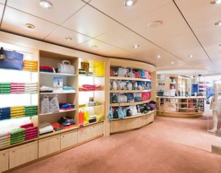 Área comercial con una vibrante selección de productos, ideal para una experiencia de compra inspiradora | MSC Cruceros