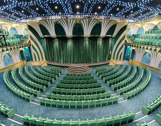Un théâtre vibrant avec des sièges en gradins, prêt pour des performances captivantes et des divertissements | MSC Croisières