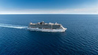 Ein majestätisches Kreuzfahrtschiff segelt durch die ruhigen blauen Ozeanwässer und zeigt die Schönheit maritimer Abenteuer | MSC Cruises