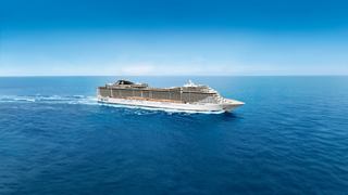 Ein majestätisches Kreuzfahrtschiff segelt über den ruhigen blauen Ozean unter einem klaren Himmel | MSC Cruises
