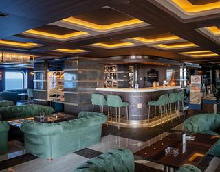 Un bar elegante con asientos cómodos y una decoración moderna | MSC Cruceros