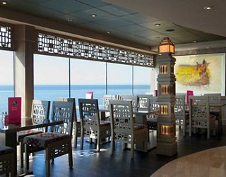 Un espace de restauration spacieux avec vue sur l'océan, idéal pour un repas chaleureux | MSC Croisières