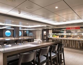 Modernes Buffetrestaurant mit offenem Layout, das eine Vielzahl von Gerichten für jeden Geschmack bietet | MSC Cruises