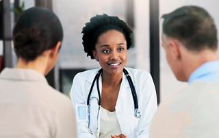 Medizinischer Fachmann spricht mit Patienten mit Fürsorge und Aufmerksamkeit | MSC Cruises
