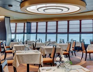 Un espace de restauration lumineux offrant une vue imprenable sur la mer | MSC Croisières
