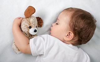 Un enfant se repose en tenant un compagnon en peluche à bord | MSC Croisières
