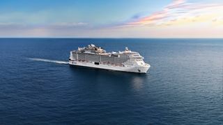 Die MSC Bellissima segelt anmutig über ruhige Gewässer unter einem friedlichen Himmel | MSC Cruises