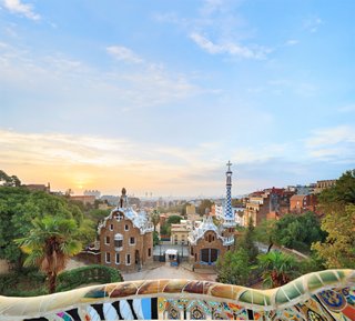 Mediterrane Landschaft mit Architektur und Grün bei Sonnenuntergang | MSC Cruises