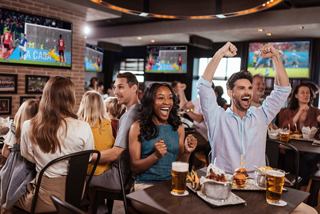 Friends gather to watch sports and share drinks in a welcoming and lively setting | MSC Cruises