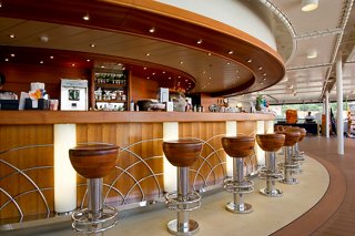 La Conchiglia Bar on MSC Magnifica features a welcoming counter and elegant seating | MSC Cruises