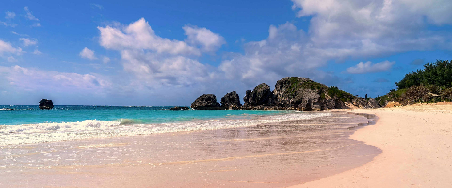 Pink sand and turquoise water at Horseshoe Bay Beach in Bermuda beneath a bright sky | MSC Cruises