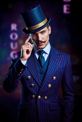 A stylish performer in evening attire and top hat creates an inspiring atmosphere | MSC Cruises