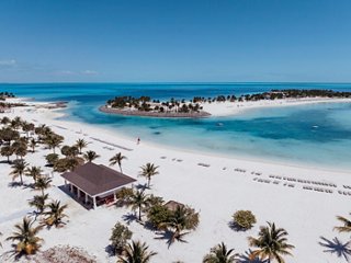 White sandy beaches and palm trees line the turquoise waters at Ocean Cay island | MSC Cruises