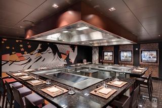Teppanyaki restaurant with a contemporary ambiance and neatly arranged seating | MSC Cruises