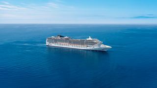 Ein majestätisches Kreuzfahrtschiff segelt durch klares, blaues Wasser unter einem hellen Himmel | MSC Cruises