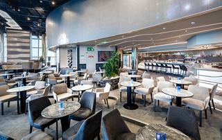 Heller und geräumiger Lounge-Bereich mit zahlreichen Sitzmöglichkeiten zum Entspannen | MSC Cruises
