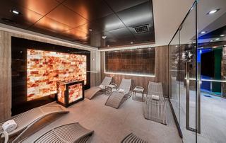 Ein ruhiger Spa-Bereich mit Liegen zum Entspannen und einer beruhigenden Atmosphäre zur Erneuerung | MSC Cruises