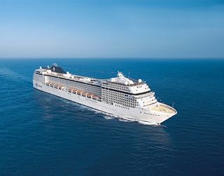 Ein MSC-Kreuzfahrtschiff fährt auf offener See | MSC Cruises