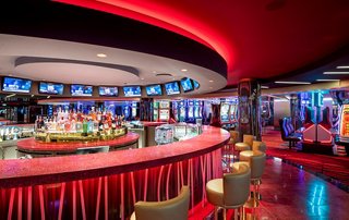Eine lebhafte Casino-Bar mit einladender Atmosphäre, in der die Gäste ihre Zeit genießen können | MSC Cruises