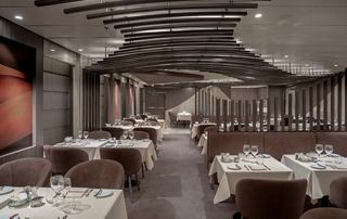 Ristorante moderno con decorazioni eleganti, pronto ad accogliere gli ospiti con cura | MSC Crociere