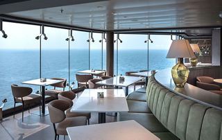 Espace de restauration lumineux avec vue sur l'océan et sièges confortables | MSC Croisières