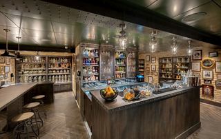 Un bar con un design unico che offre cocktail e un'atmosfera accogliente | MSC Crociere