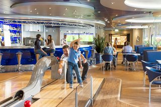 Les invités profitent d'un jeu de bowling animé dans le vibrant Sports Bar à bord du MSC Preziosa | MSC Cruises