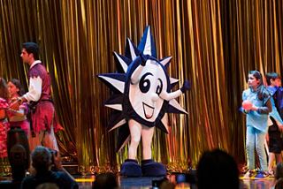 Los niños disfrutan de un espectáculo entretenido con coloridos personajes en el escenario a bordo del MSC Preziosa | MSC Cruceros