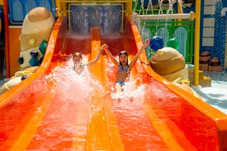 Kinder rutschen fröhlich eine bunte Wasserrutsche im Doremi Schloss an Bord der MSC Preziosa hinunter | MSC Cruises