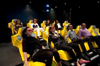 Les invités profitent d'une expérience cinématographique immersive dans des sièges jaunes vifs à bord du MSC Splendida | MSC Cruises