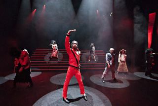 Une performance scénique vibrante avec des danseurs en poses dynamiques, montrant talent et énergie à bord du MSC Fantasia | MSC Croisières