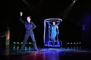 Eine fesselnde Aufführung auf der Bühne mit einem Zauberer und einer Assistentin in einer theatralen Kulisse | MSC Cruises