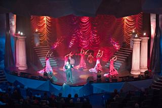 Una vibrante actuación teatral con cantantes y bailarines en el escenario del Teatro L'Avanguardia a bordo del MSC Fantasia | MSC Cruceros