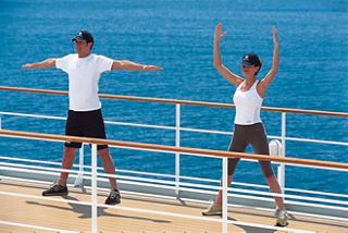 Una pareja disfrutando de ejercicios de fitness en la cubierta con el mar de fondo | MSC Cruceros