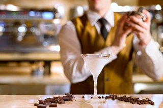 Un barman prepara hábilmente una bebida en la barra, contribuyendo a la vibrante atmósfera a bordo | MSC Cruceros