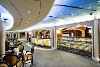 Un bar accueillant sur MSC Divina avec un comptoir, des tables et des chaises pour des moments de détente | MSC Croisières